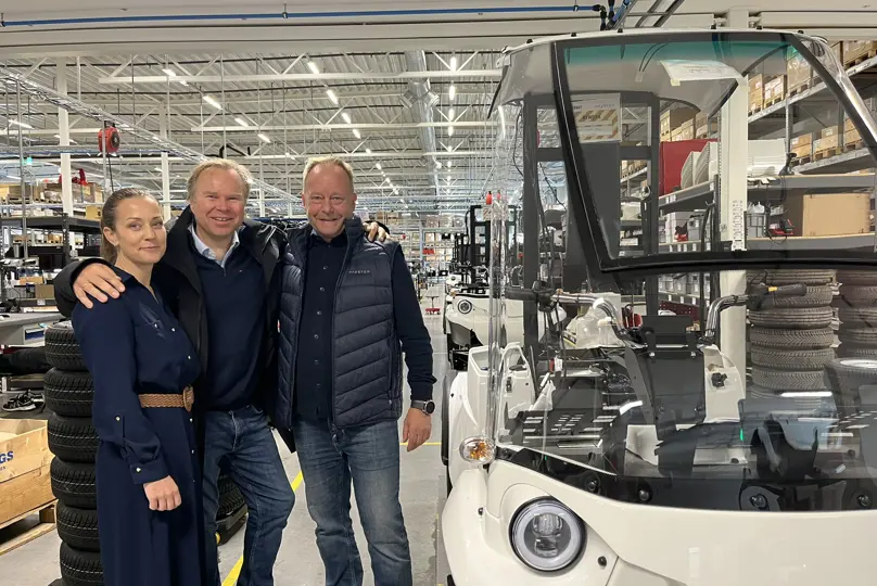 Ellen og Jan- Ståle fra Brage Finans, og Claes fra Paxster smiler fornøyd etter å ha inngått en samarbeidsavtale om finansiering av elektriske kjøretøy.