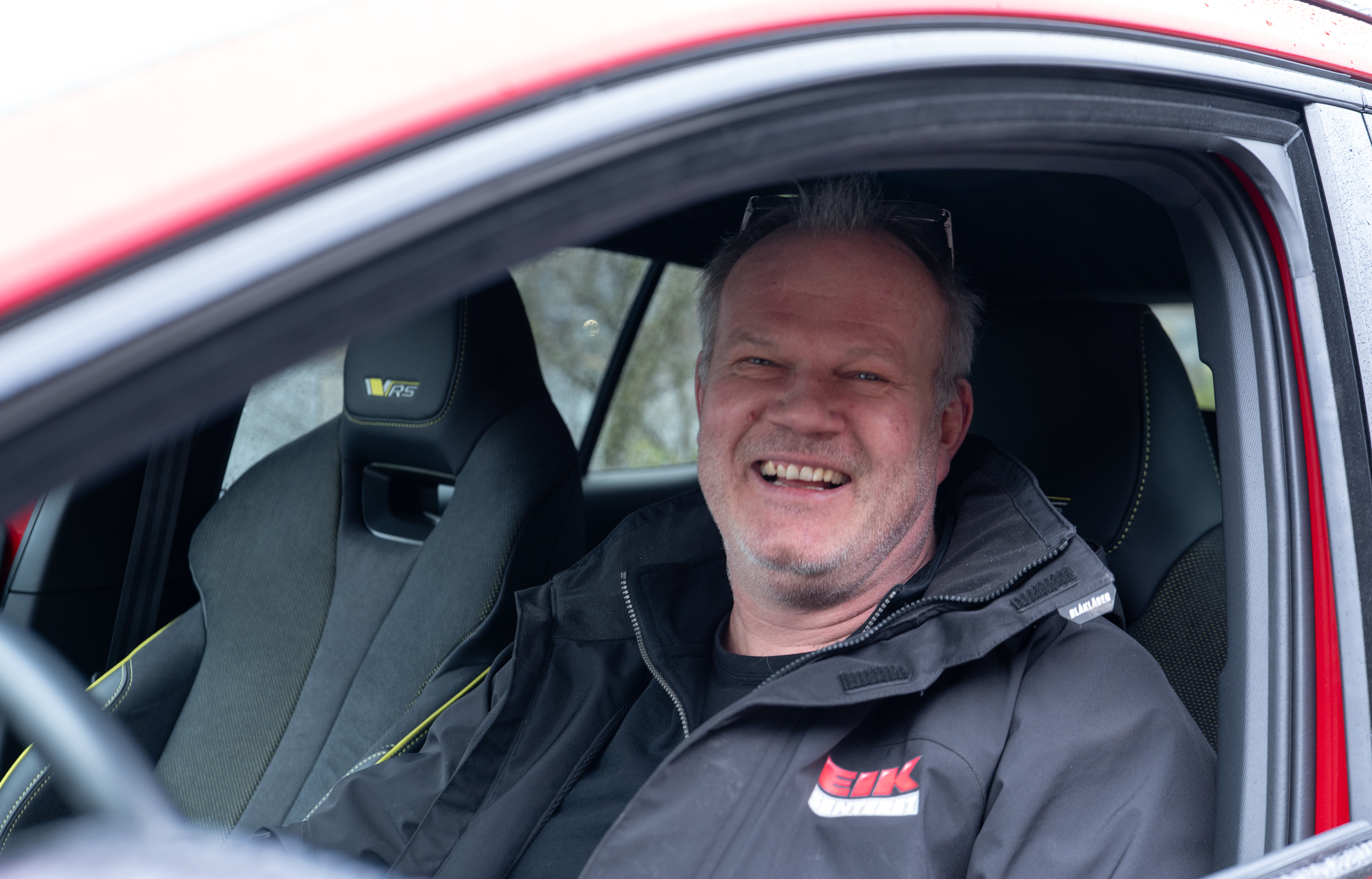 Jostein Fjellby sitter bak rattet i sin Skoda Elroq, som han bruker til daglig pendling. Bildet viser trygg og pålitelig mobilitet finansiert av Brage Finans.